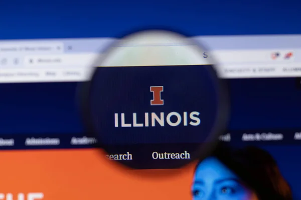 Los Angeles, California, USA - 3 March 2020: University of Illinois at Urbana-Champaign website homepage logo visible on display screen, Illustrative Editorial — Stock fotografie