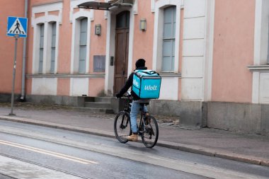 Helsinki, Finlandiya - 3 Mart 2020: Wolt Partner Bisiklet Teslimatçısı, Illustrative Editorial.