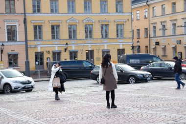 Helsinki, Finlandiya - 3 Mart 2020: Asyalı turistler sokakta, Illustrative Editorial.
