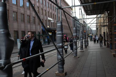 Helsinki, Finlandiya - 3 Mart 2020: Şehir merkezinde yürüyen insanlar, İllüstrasyon Editörü.