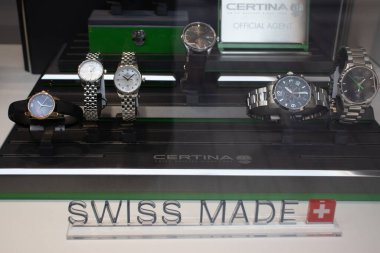 Helsinki, Finlandiya - 3 Mart 2020: Swatch Swiss Made watch in store, Illustrative Editorial.