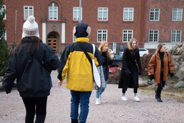 Helsinki, Finlandiya - 3 Mart 2020: Avrupalı turistler yürüyor, İllüstrasyon Editörü.