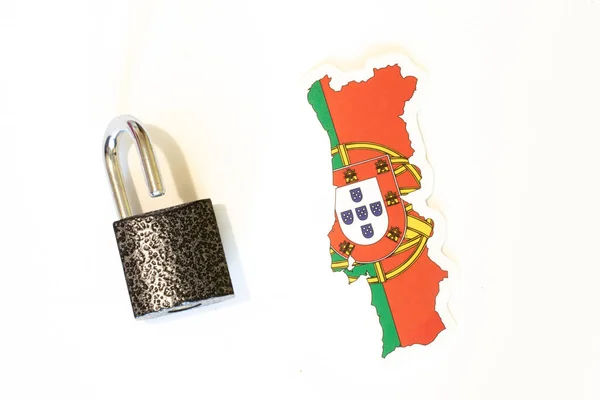 オープンロックトップビューと白の背景にアウトラインとポルトガル国旗 国の国境を開くという概念 — ストック写真