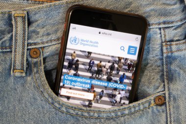 Saint Petersburg, Rusya - 17 Mart 2020: Dünya Sağlık Örgütü Who.int 'in internet sitesi telefon ekranında, kot pantolon cebinde. Coronavirus Covid-19 bilgileri, Illustrative Editorial.