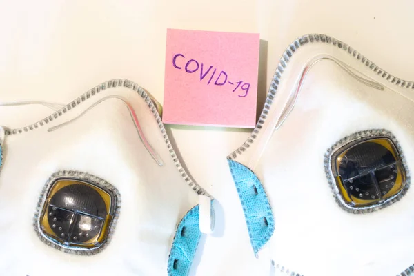 Maskeler Üst Görünüm Kelime Covid Kağıt Üzerinde Yakın Çekim Tıbbi — Stok fotoğraf