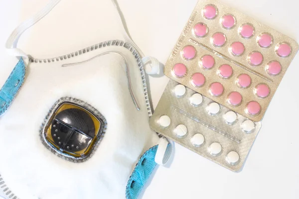 Respirator Witte Achtergrond Met Tabletten Pillen Bovenaanzicht Medische Masker Plat — Stockfoto