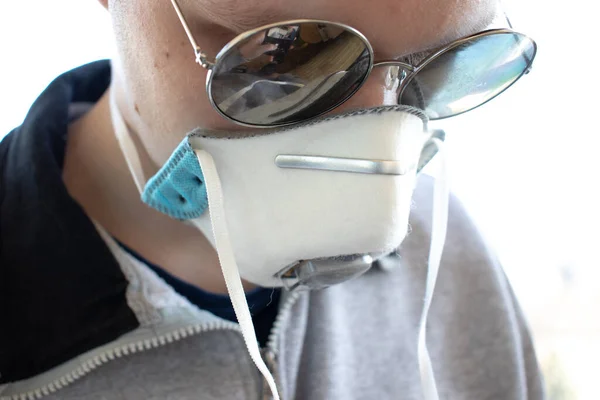 Tıbbi Maske Takan Bir Adam Solunum Cihazı Gözlük Aşağı Bakıyor — Stok fotoğraf