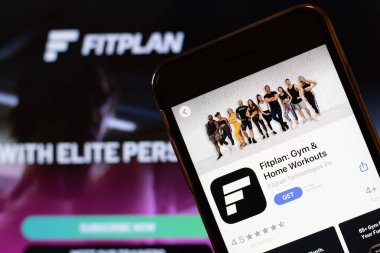 Los Angeles, California, ABD - 24 Mart 2020: Telefon ekranındaki Fitplan uygulaması logosu arka planda ikon, Illustrative Editorial ile birlikte web sitesini kapatın.