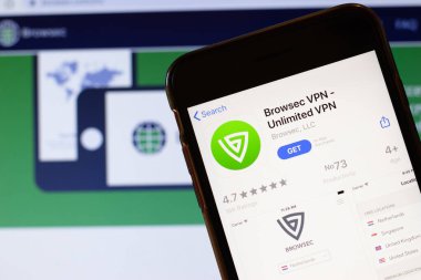 Los Angeles, California, ABD - 24 Mart 2020: Telefon ekranındaki Browsec VPN uygulama logosu arka planda ikon, Illustrative Editorial ile web sitesini kapatın.