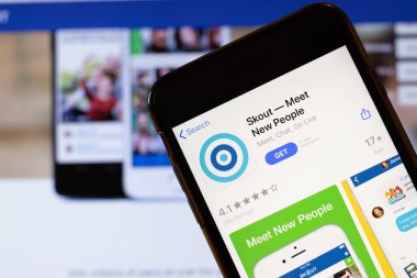 Los Angeles, California, ABD - 24 Mart 2020: Telefon ekranındaki Skout uygulaması logosu arka planda ikon, Illustrative Editorial ile birlikte web sitesini kapatın.