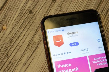 Los Angeles, Kaliforniya, ABD - 24 Mart 2020: Uygulama mağazasında Unigram logosu olan telefon ekranının üst görünümü, İllüstrasyon Editörü