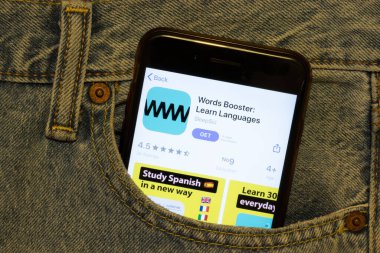 Los Angeles, California, ABD - 24 Mart 2020: Words Booster uygulama logosu telefon ekranında kot pantolon cebinde, İllüstrasyon Editörü