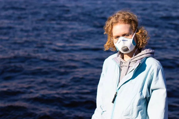 Κορίτσι Μάσκα Προσώπου Για Προστασία Της Αναπνοής Ψάχνει Στην Κάμερα — Φωτογραφία Αρχείου