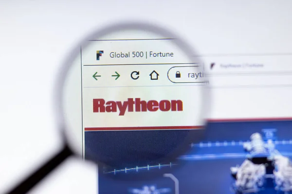 Санкт Петербург Росія Березня 2020 Екрані Видно Логотип Компанії Raytheon — стокове фото