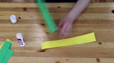 Kadın ellerinin çocuk oyuncağı yaptığı hızlı bir çekim görüntüsü. Çocuk atölyesi konsepti. Sanatsal hobi derslerinin en üst görünümü