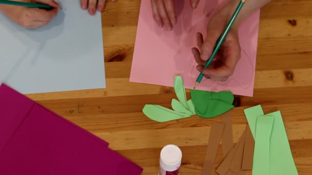 Öğretmen Çocuk Resim Derslerinde Kağıda Kurşun Kalemle Resim Çizerler Ellerini — Stok video