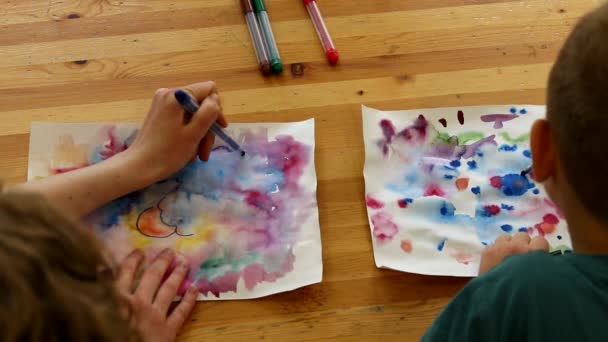 Petit Enfant Accompagné Professeur Dessine Des Peintures Art Abstrait Tiré — Video