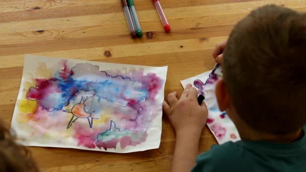 Niño Edad Preescolar Atrae Con Entusiasmo Las Clases Artes Visuales — Vídeo de stock