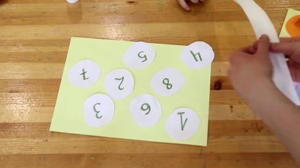 Professor Explica Com Mãos Mostra Criança Como Jogar Jogo Educativo — Vídeo de Stock