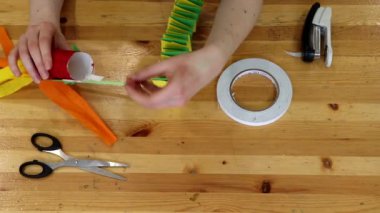 Masada çocuklar için eşsiz el sanatları oyuncakları yapmak. Çocuklar el yapımı oyuncak el yapımı. Kadın elleri aksesuarlarla çalışır.