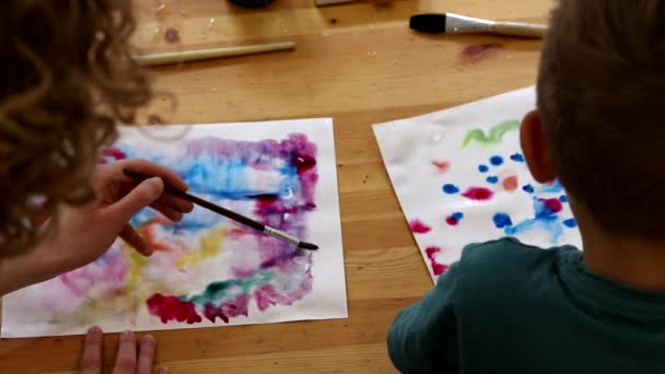 Starší Sestra Pomáhá Mladšímu Bratrovi Předškolákovi Lekcemi Výtvarného Umění Které — Stock video
