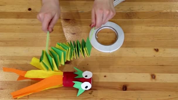 Beelden Van Het Maken Van Eenvoudig Kinderspeelgoed Met Eigen Handen — Stockvideo