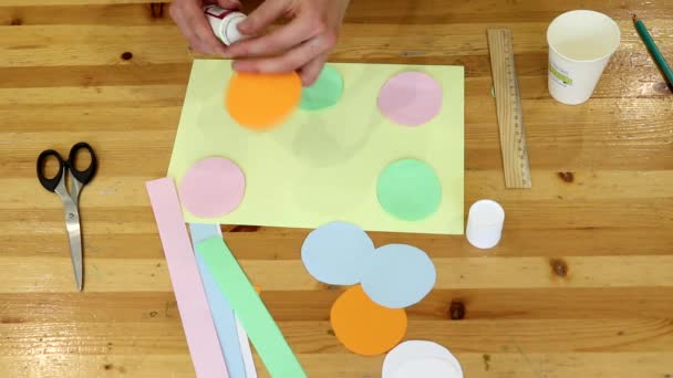 手作りの子供のための紙珍しいゲームを作る 手の上からの眺め — ストック動画