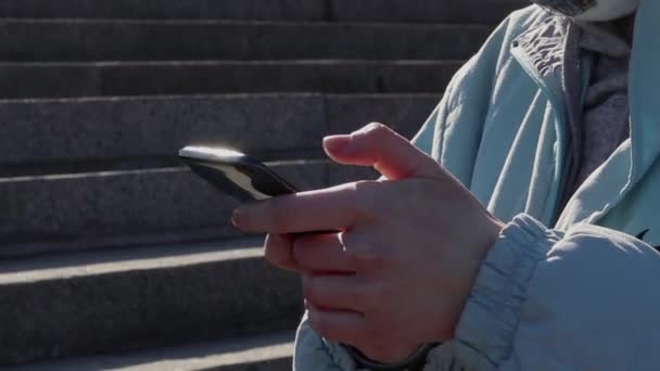 러시아 상트페테르부르크 2020 거리에서 전화를 얼굴에 인공호흡기를 착용하고 실외에서 편집기 — 비디오