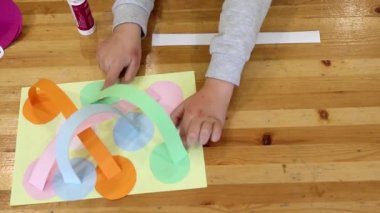 Otistik çocuk gelişimsel bir oyun oynuyor. Oyun oynarken renkleri öğrenir