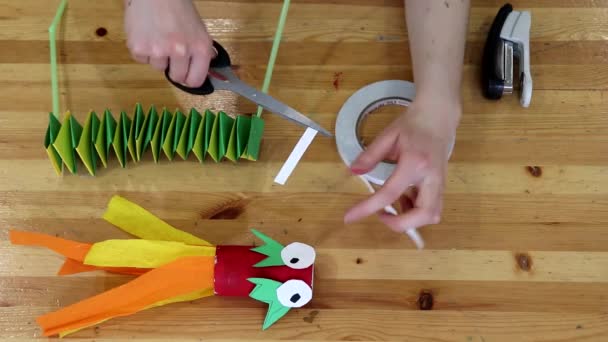 子供のおもちゃを作る 手作りのおもちゃ 子供たち手作りクラフト映像トップビュー 木造背景 — ストック動画