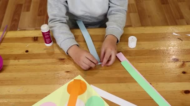 Die Vorschulkinder Spielen Ein Entwicklungsspiel Mit Einem Streifenmix Bildungsspiel Für — Stockvideo