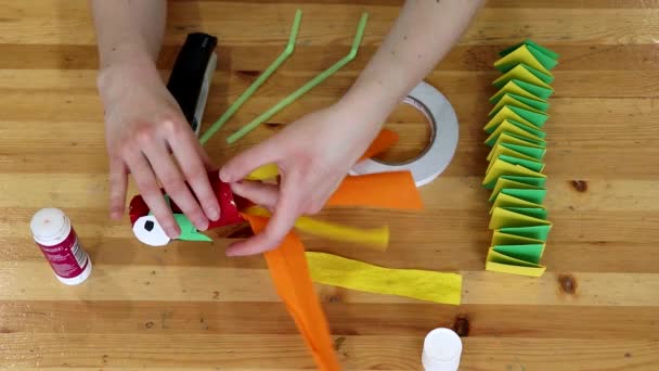 Mãos Femininas Vista Superior Fazendo Brinquedos Infantis Artesanais Utilização Cola — Vídeo de Stock