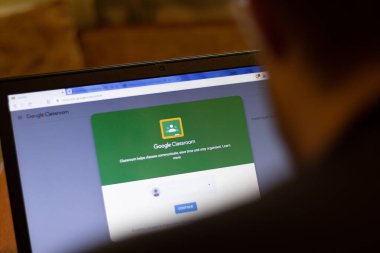 New York, ABD - 9 Nisan 2020: Google Sınıfodası web sitesi dizüstü bilgisayarı kapat. Ekranda servis kullanan adam, bulanık arkaplan, İllüstrasyon Editörü.