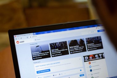 New York, ABD - 9 Nisan 2020: Dizüstü bilgisayarda Reddit web sitesi kapat. Ekranda servis kullanan adam, bulanık arkaplan, İllüstrasyon Editörü.