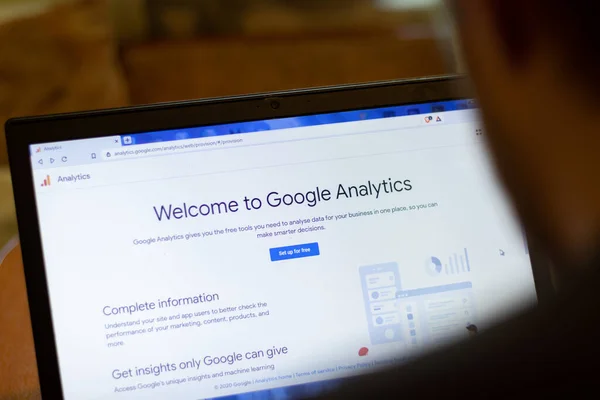 New York, ABD - 9 Nisan 2020: Google Analitik web sitesi dizüstü bilgisayarı kapat. Ekranda servis kullanan adam, bulanık arkaplan, İllüstrasyon Editörü.