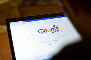 New York, ABD - 9 Nisan 2020: laptop ekranında Google web sitesi kapat. Ekranda servis kullanan adam, bulanık arkaplan, İllüstrasyon Editörü.