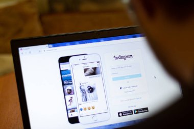 New York, ABD - 9 Nisan 2020: Laptop ekranındaki web sitesinde Instagram imzası. Ekranda servis kullanan adam, bulanık arkaplan, İllüstrasyon Editörü.