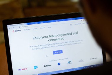 New York, ABD - 9 Nisan 2020: Asana web sitesi dizüstü bilgisayar ekranında. Ekranda servis kullanan adam, bulanık arkaplan, İllüstrasyon Editörü.
