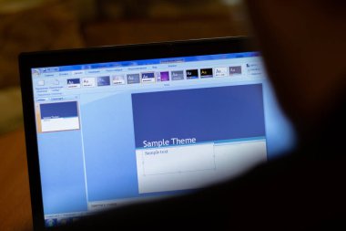 New York, ABD - 9 Nisan 2020: Microsoft PowerPoint uygulaması dizüstü bilgisayarda, Illustrative Editorial.