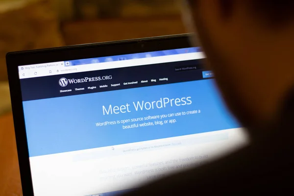 美国纽约 2020年4月9日 Wordpress在笔记本电脑屏幕上的网站关闭 使用展示服务的人 模糊的背景 说明性编辑 — 图库照片