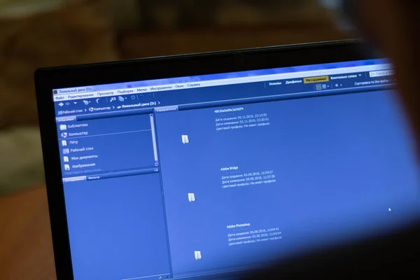 2020 어도비 브릿지가 노트북 화면을 전시에 프로그램을 사용하는 편집기 — 스톡 사진