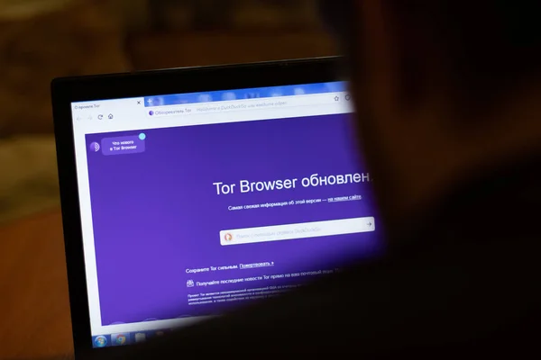 New York, ABD - 9 Nisan 2020: Tor Browser dizüstü bilgisayarda. Ekranda servis kullanan adam, bulanık arkaplan, İllüstrasyon Editörü.