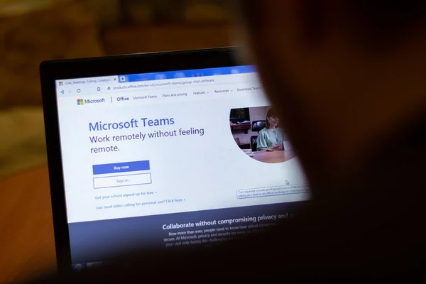 New York, ABD - 9 Nisan 2020: Microsoft Takımları web sitesi dizüstü bilgisayar ekranında. Ekranda servis kullanan adam, bulanık arkaplan, İllüstrasyon Editörü.