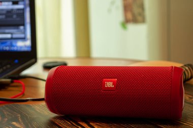 Los Angeles, Kaliforniya, ABD - 16 Nisan 2020: JBL Flip Bluetooth Kablosuz Kablosuz Hoparlör Bulanık arkaplanı, Bulanık Laptop, İllüstrasyon Editörlüğü.