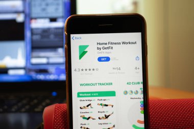 Los Angeles, Kaliforniya, ABD - 16 Nisan 2020: GetFit logosunun Ev Fitness Çalışması ekranda yakın plan. Telefon ekranında görünen uygulama depolama simgesi, İllüstrasyon Editörü.