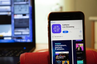 Los Angeles, Kaliforniya, ABD - 16 Nisan 2020: Caffeine Live Streaming logosu ekranda. Telefon ekranında görünen uygulama depolama simgesi, İllüstrasyon Editörü.