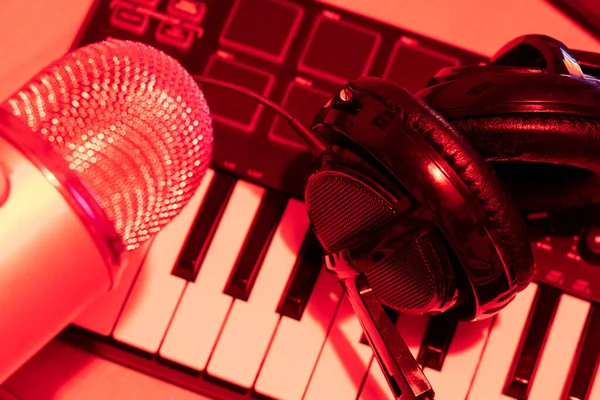 Pro Audio Ausrüstung Synth Midi Klaviertastatur Kondensatormikrofon Und Kopfhörer Stoff — Stockfoto