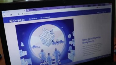 Los Angeles, California, ABD - 18 Nisan 2020: Dropbox web sitesi laptopta, Illustrative Editorial 'da tarayıcıda kayıyor