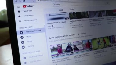 Los Angeles, California, ABD - 18 Nisan 2020: YouTube 'da gezinen sörf sitesi, Illustrative Editorial