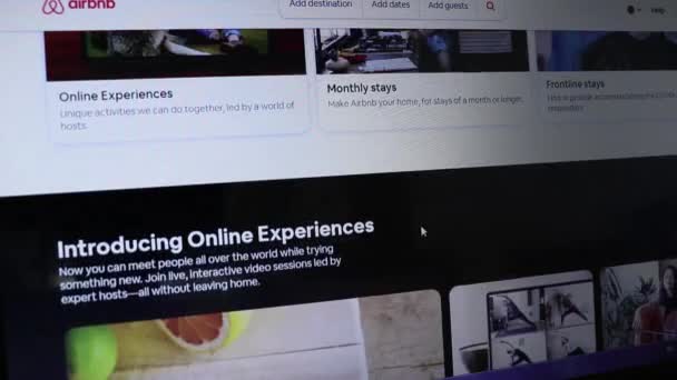 美国加利福尼亚州洛杉矶 2020年4月18日 Surfing Airbnb网站在笔记本电脑浏览器上滚动 说明性编辑 — 图库视频影像